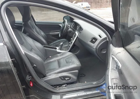 2013 Volvo S60 T5/T5 Platinum/T5 Premier/T5 Premier Plus z USA, uszkodzony, nr VIN YV1612FS7D1228728